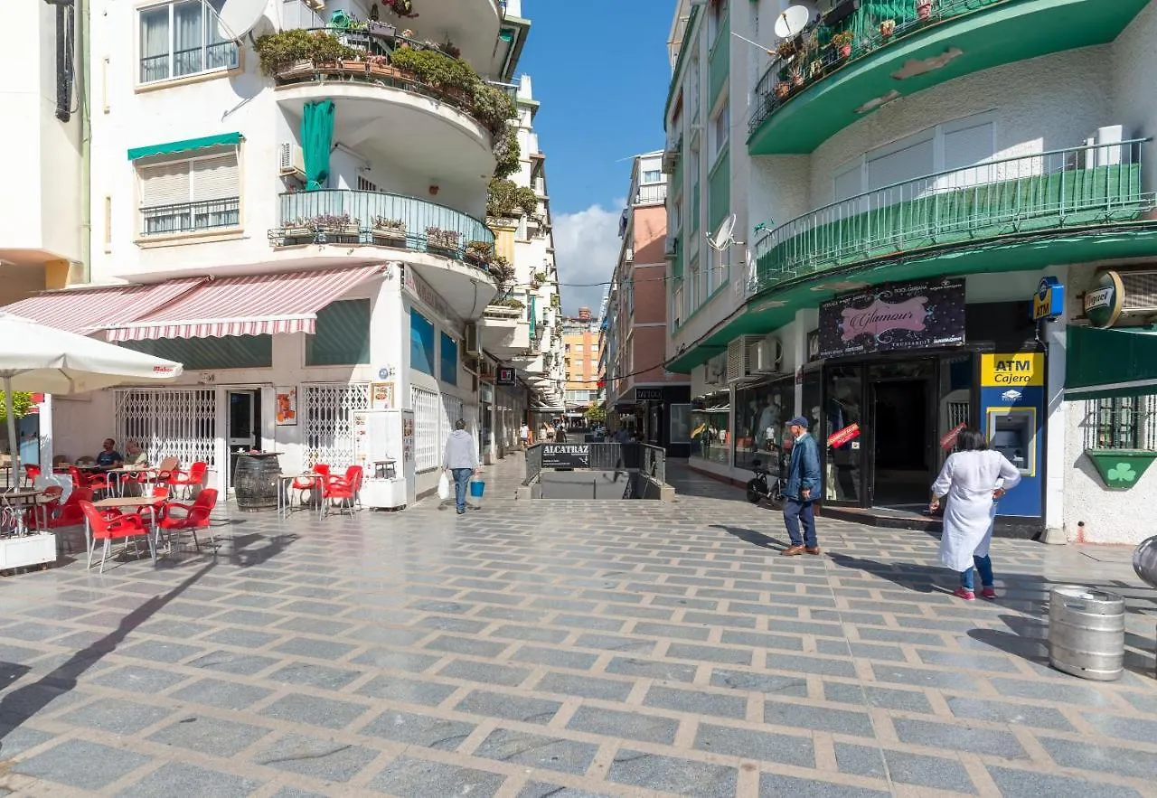 Luminoso Y Moderno Estudio Plaza Andalucia contacts